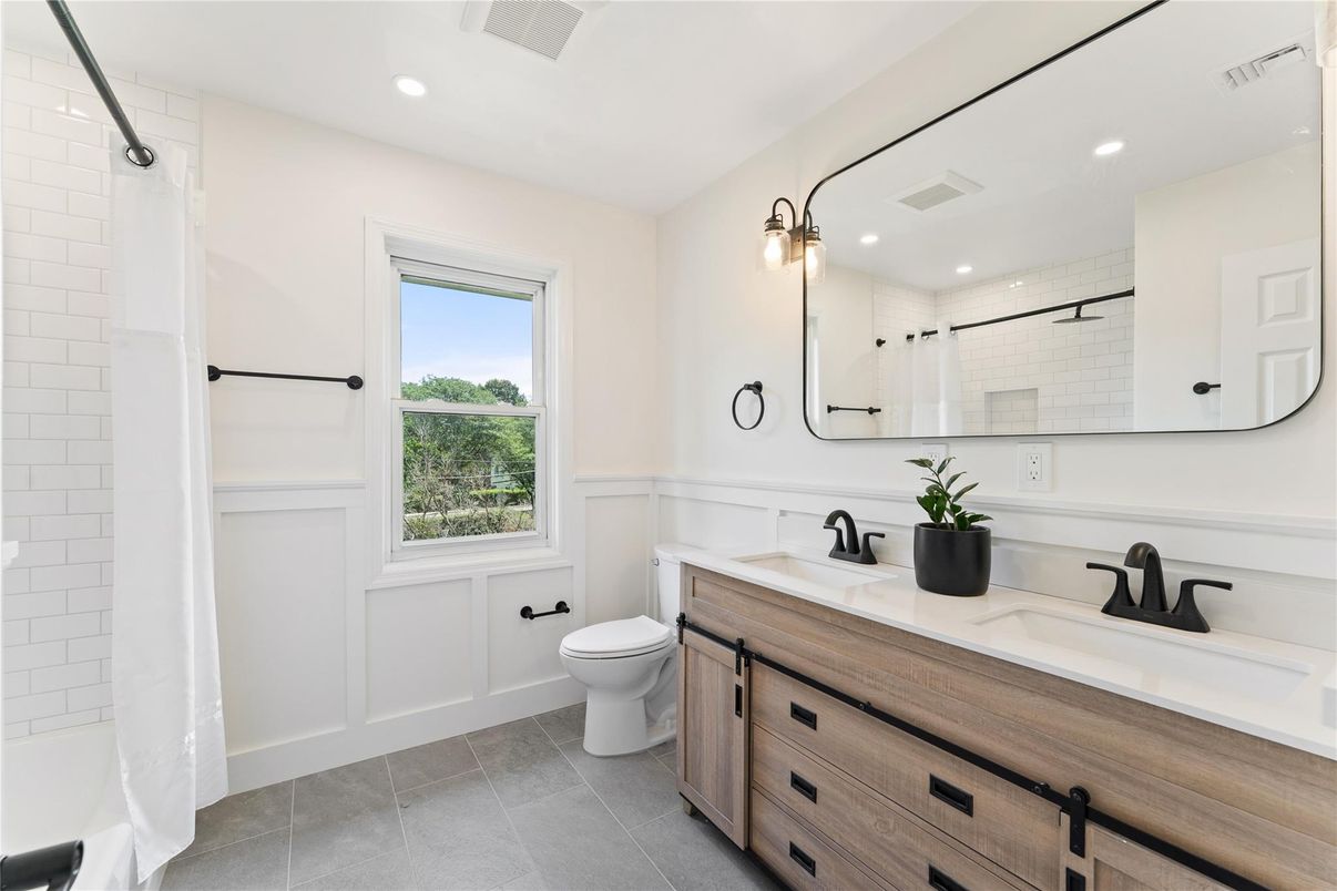 Bathroom, Dual Sink Vanities, Interior, Recessed Lighting