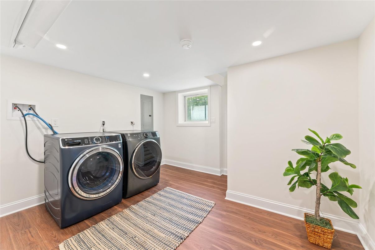 Interior, Recessed Lighting, Washer, Wood Texture Flooring