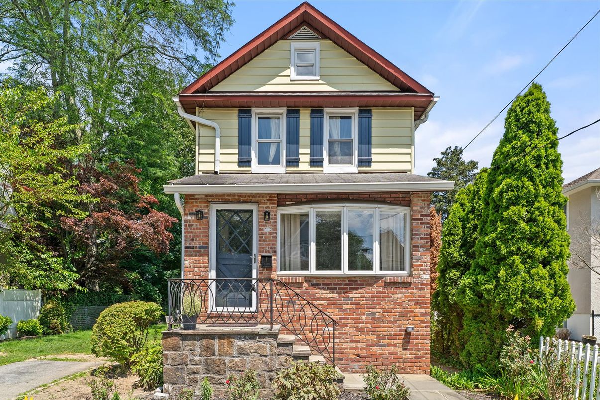 Exterior, Facade, Brick Facade, Queen Anne Victorian