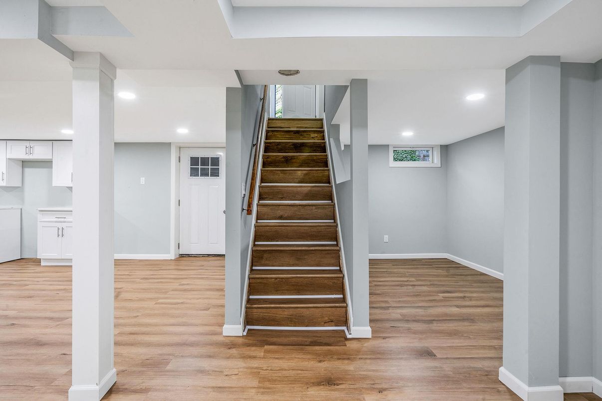 Interior, Recessed Lighting, Wood Texture Flooring