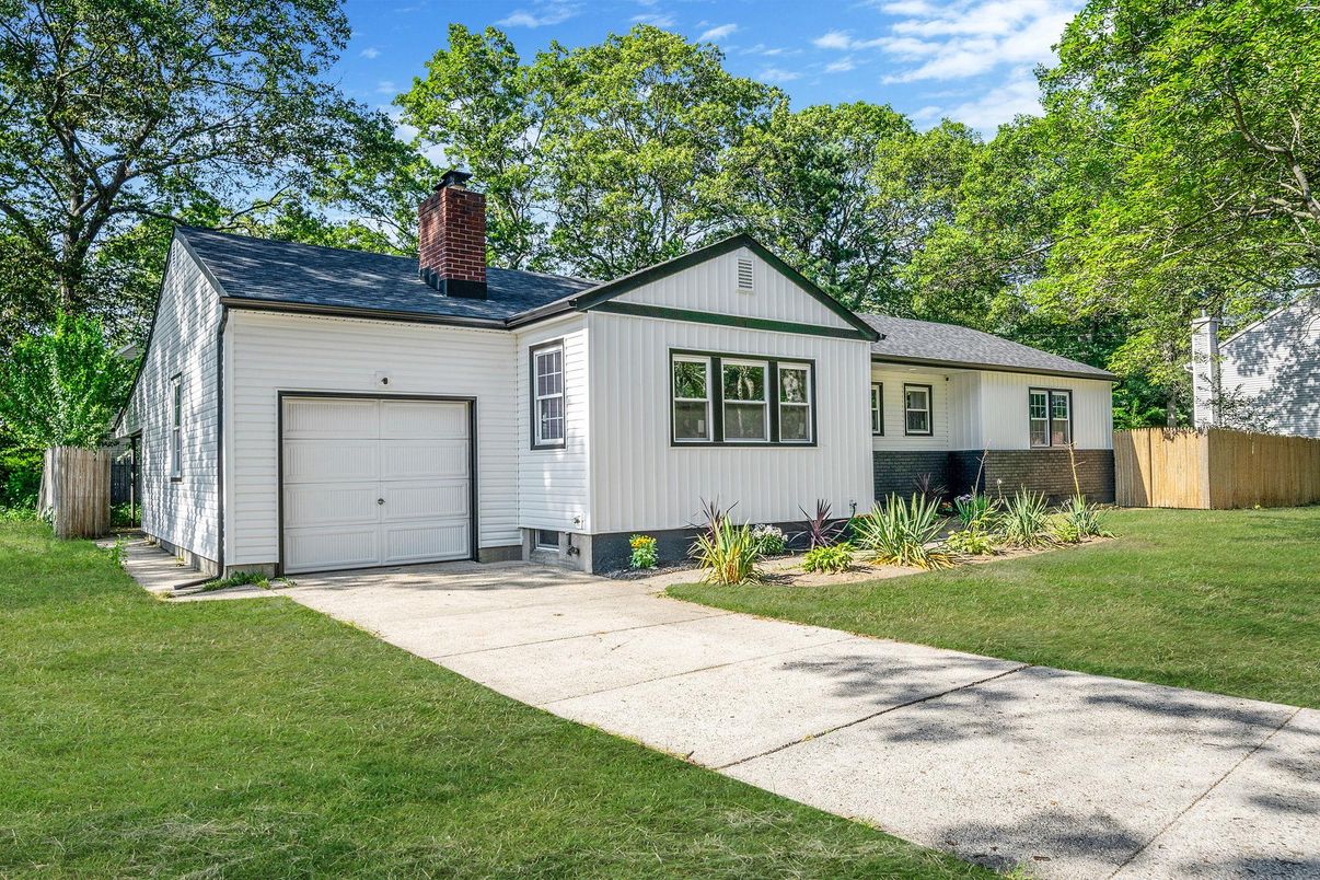 Attached, Exterior, Facade, Farmhouse