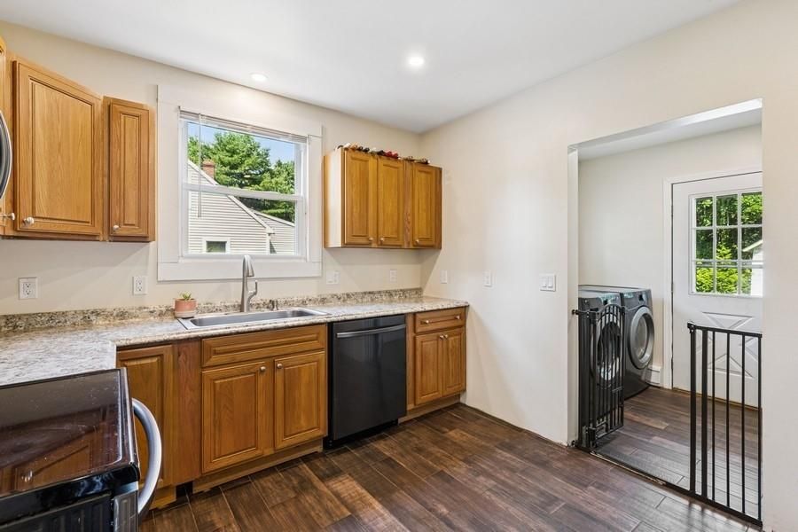 Interior, Recessed Lighting, Washer, Wood Texture Flooring