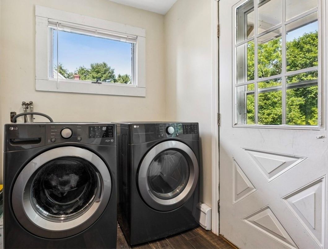 Interior, Washer, Wood Texture Flooring