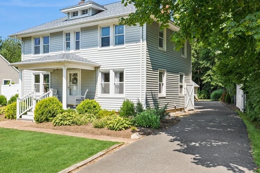 Exterior, Facade, American Foursquare