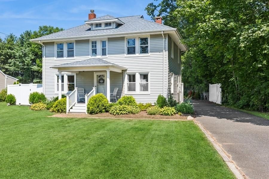 Exterior, Facade, American Foursquare
