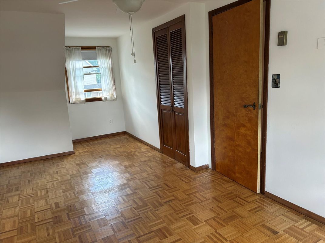 Empty room, Interior, Pendant Lights, Wood Texture Flooring