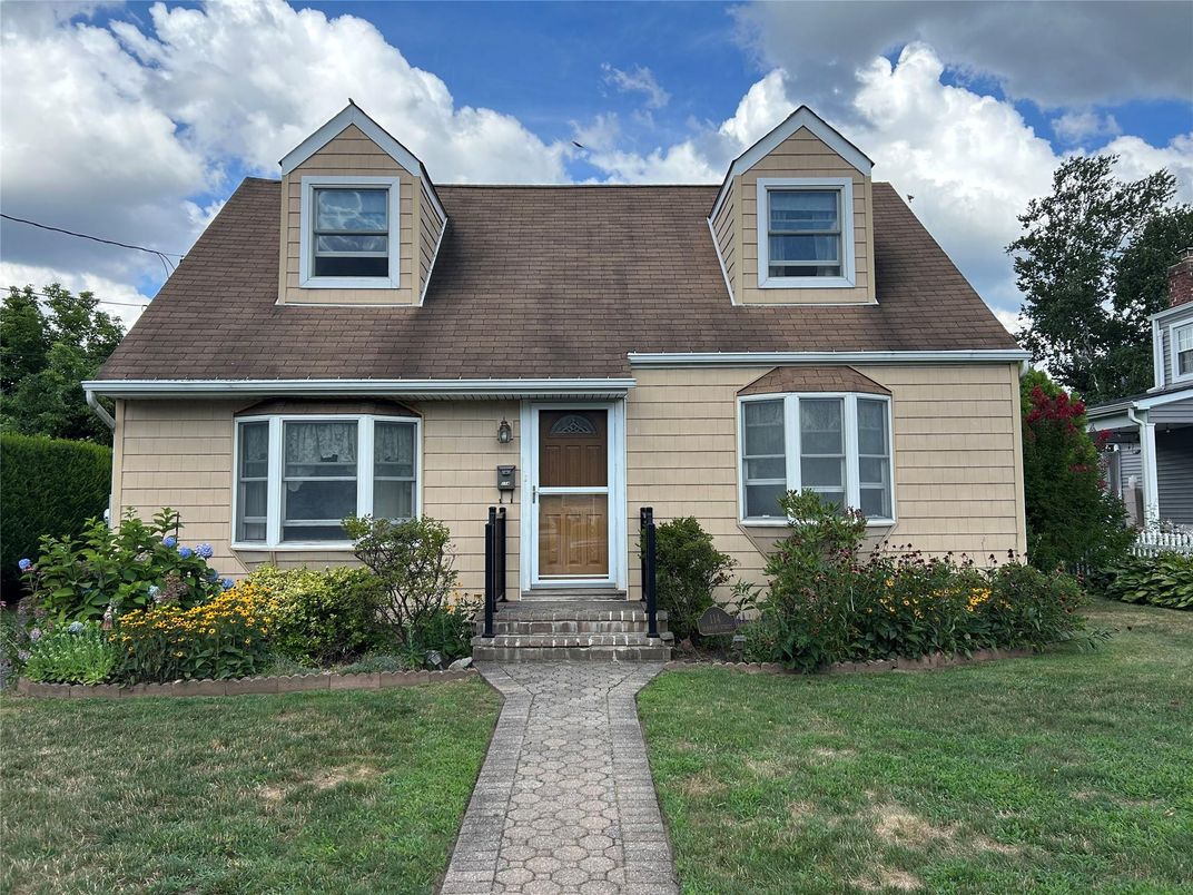 Exterior, Facade, Cape Cod