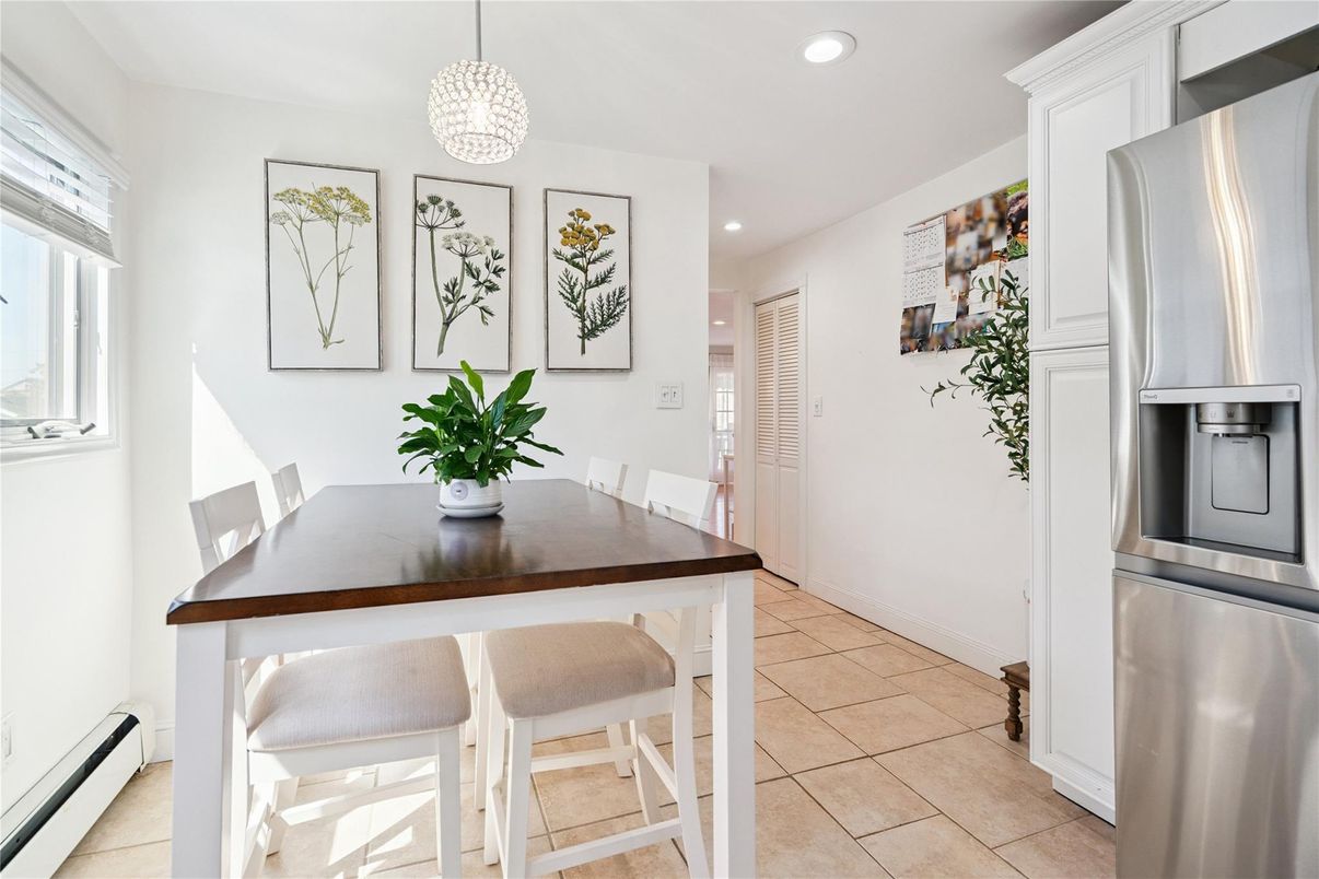 Dining room, Interior, Kitchen, Pendant Lights, Recessed Lighting, Stainless Steel Appliances