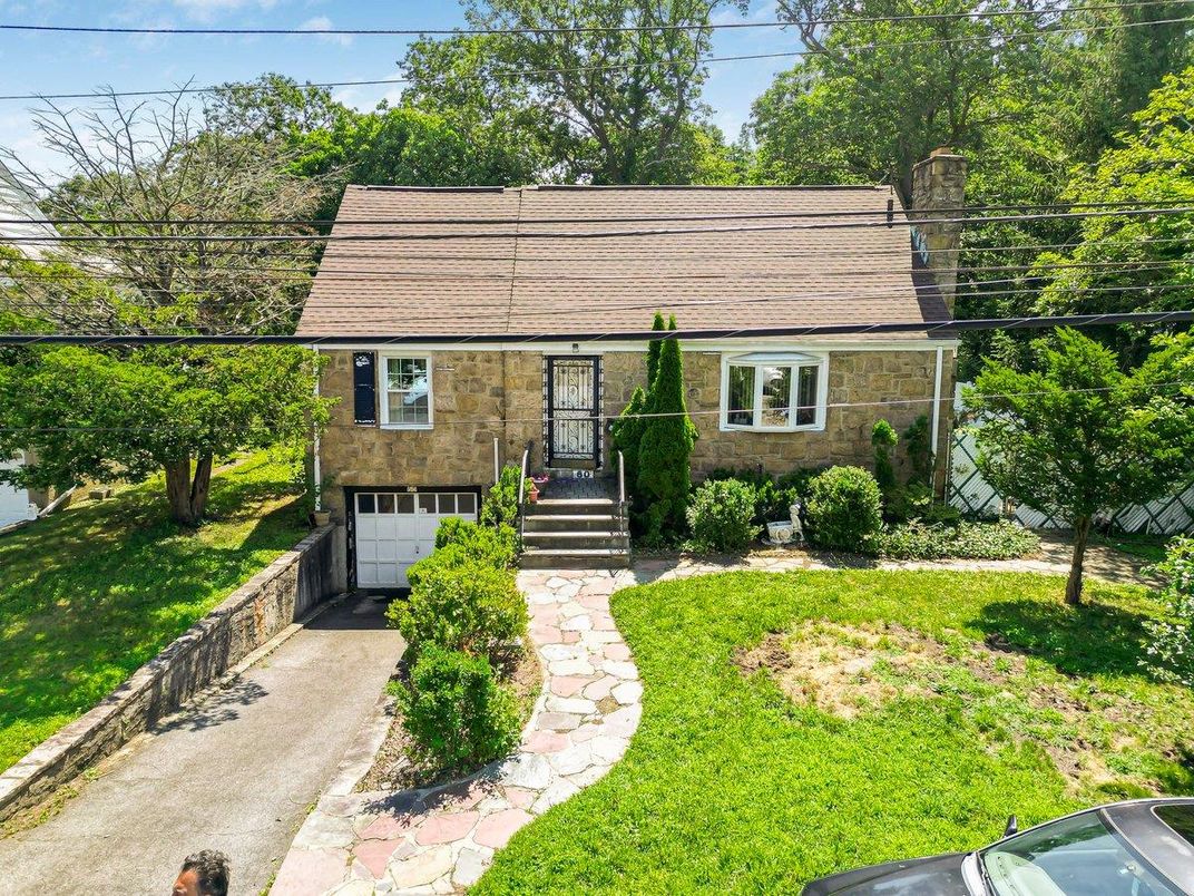 Attached, Exterior, Facade, Cape Cod