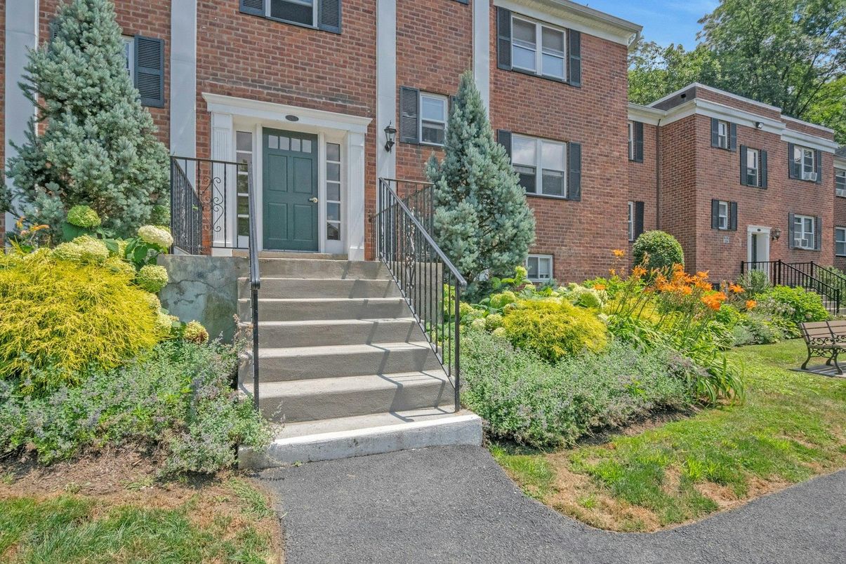 Exterior, Facade, Brick Facade, Rowhouse