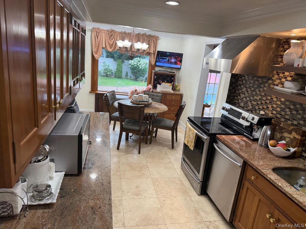 Chandelier, Dining room, Interior, Kitchen, Recessed Lighting, Stainless Steel Appliances