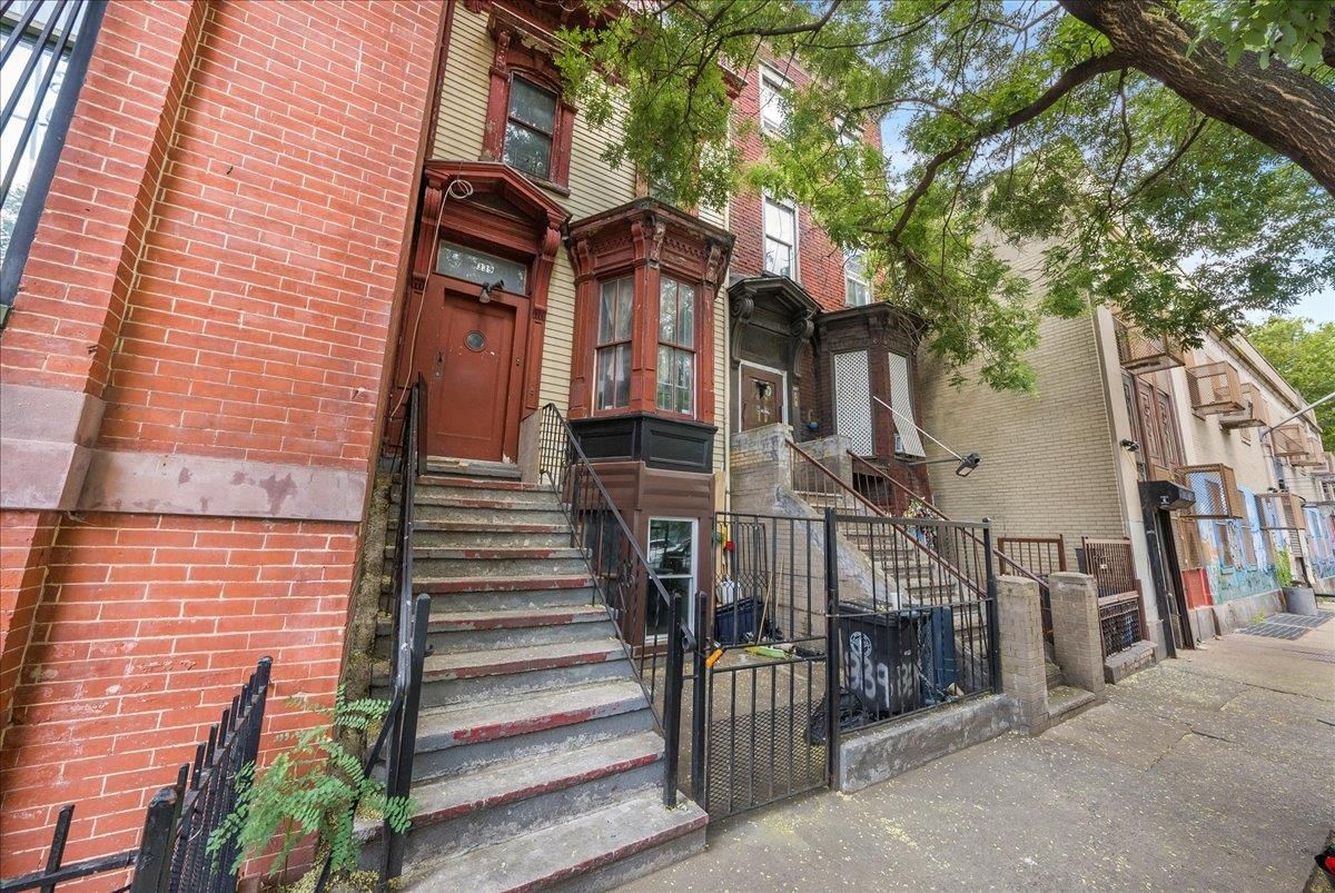 Exterior, Facade, Brick Facade, Rowhouse