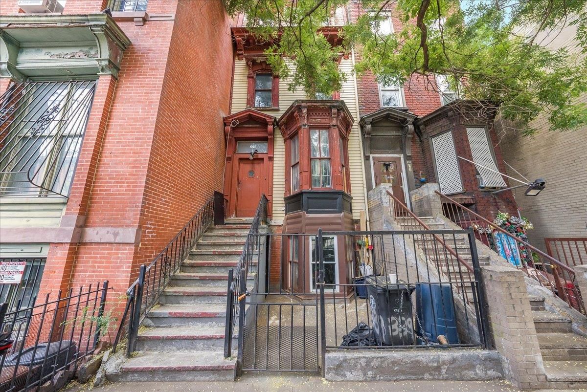Exterior, Facade, Brick Facade, Rowhouse