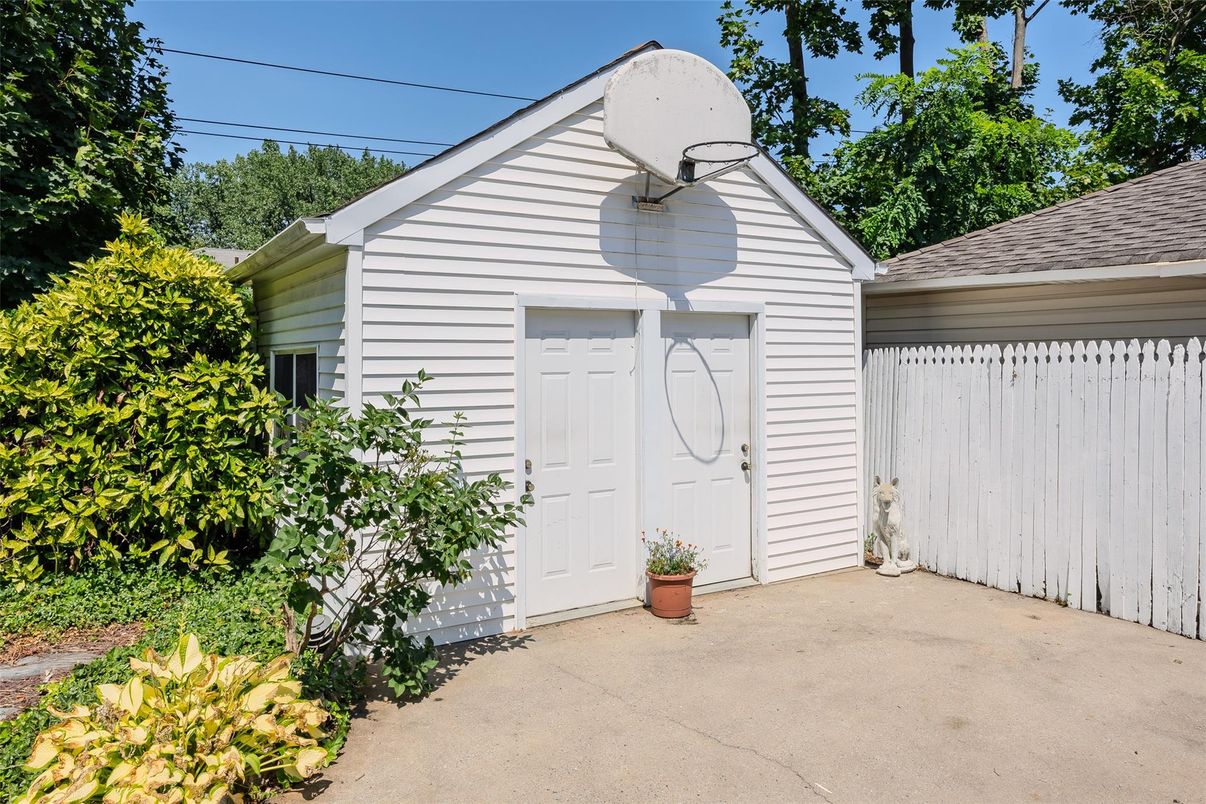 Detached Garage, Exterior