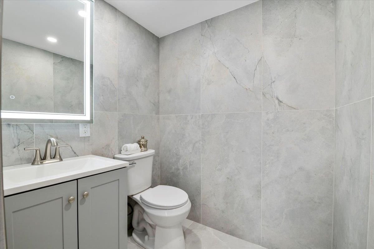 Bathroom, Interior, Recessed Lighting
