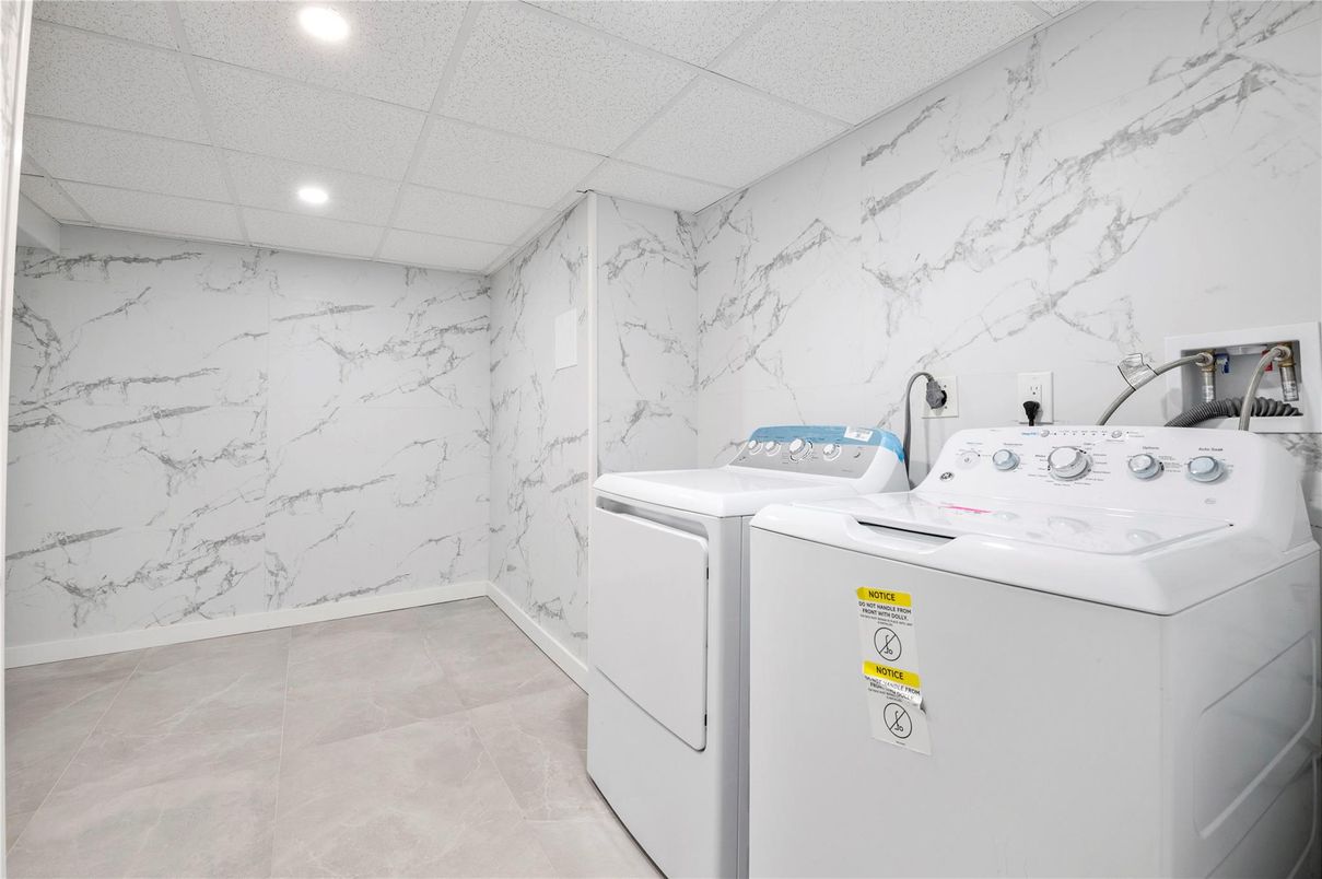 Interior, Marble Walls, Recessed Lighting, Washer