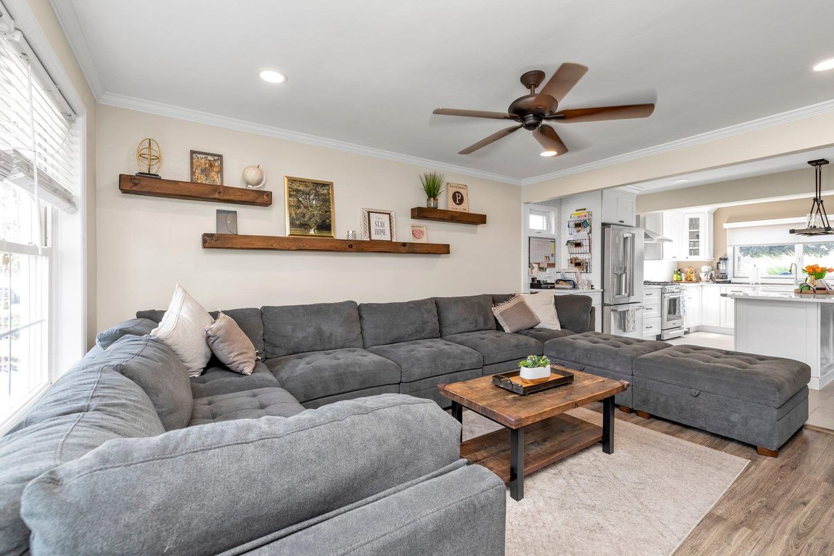 Interior, Kitchen, Living room, Pendant Lights, Recessed Lighting, Wood Texture Flooring
