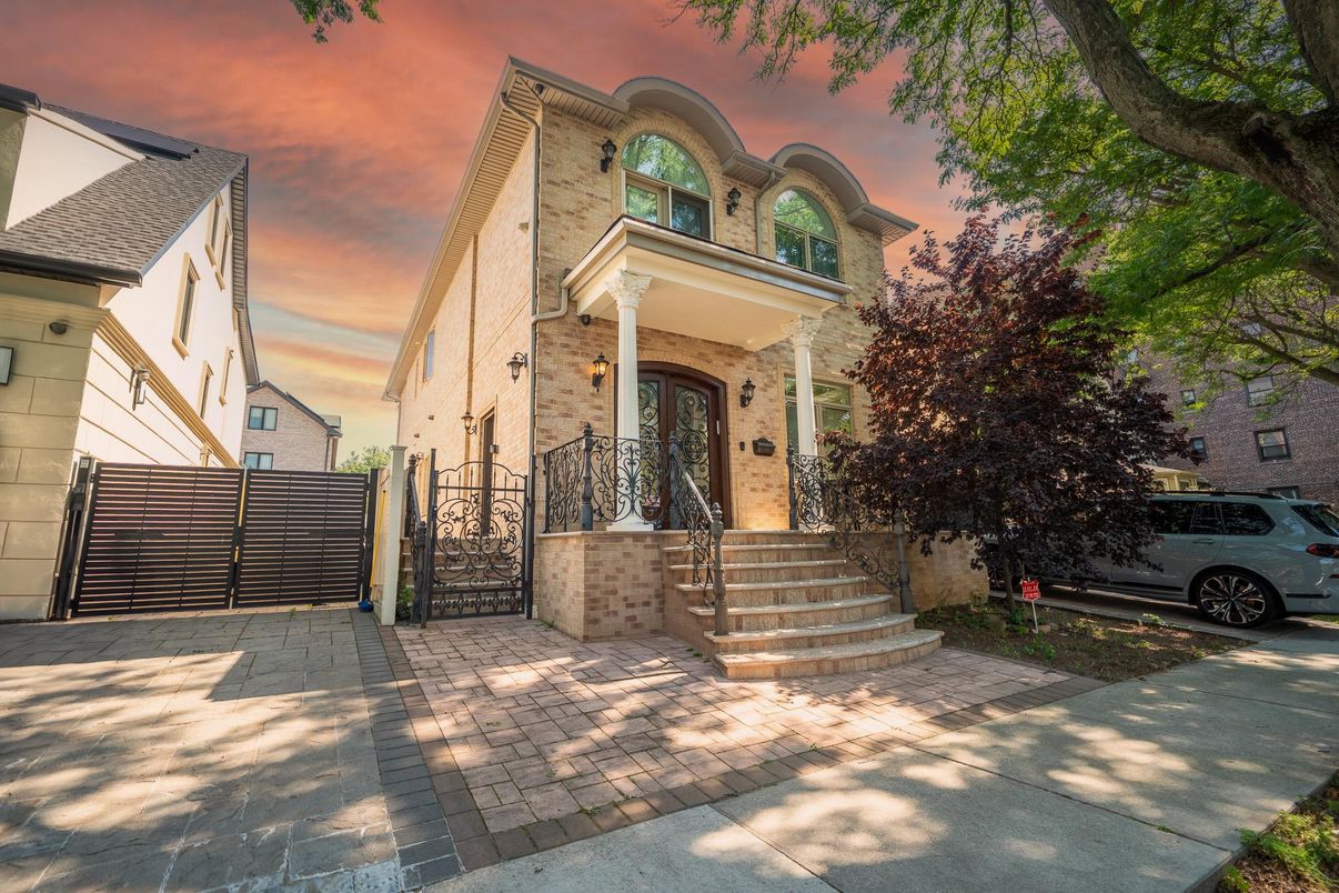 Exterior, Facade, Brick Facade, Rowhouse