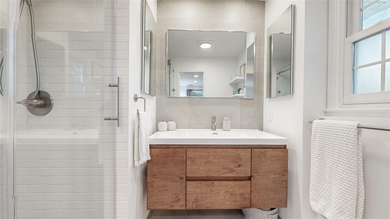 Bathroom, Interior, Recessed Lighting