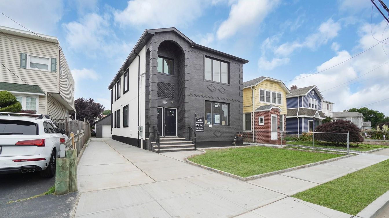 Exterior, Facade, Rowhouse