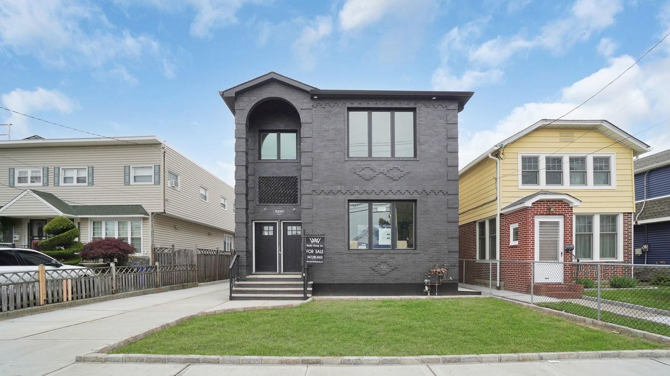 Exterior, Facade, Brick Facade, Rowhouse