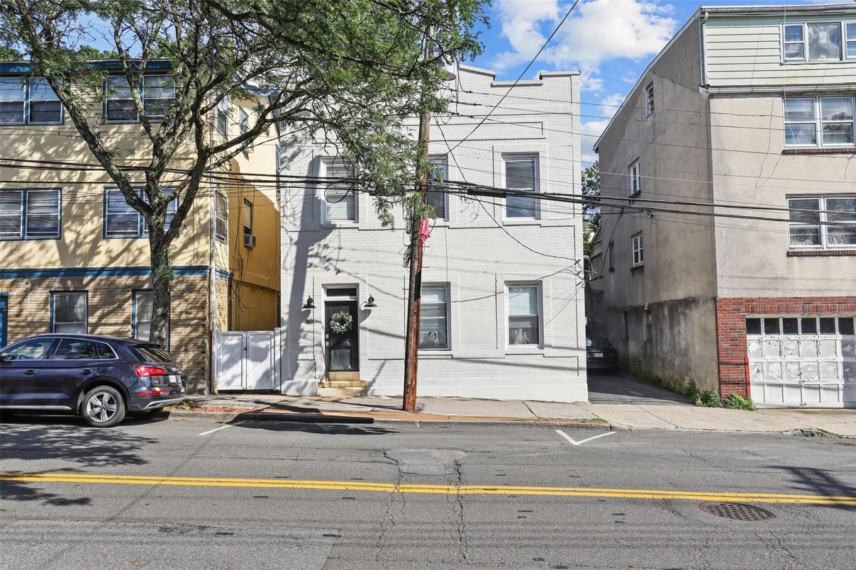 Attached, Exterior, Facade, Rowhouse