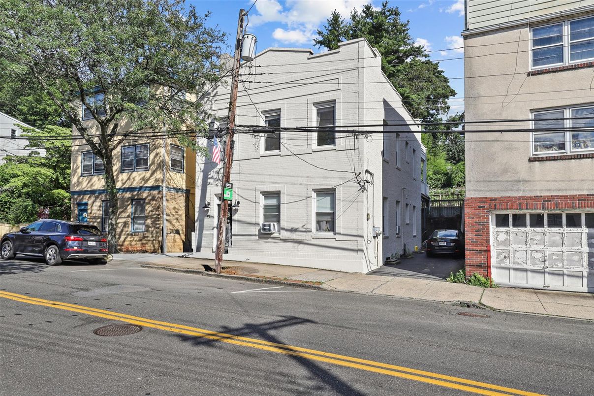 Attached, Exterior, Facade, Rowhouse