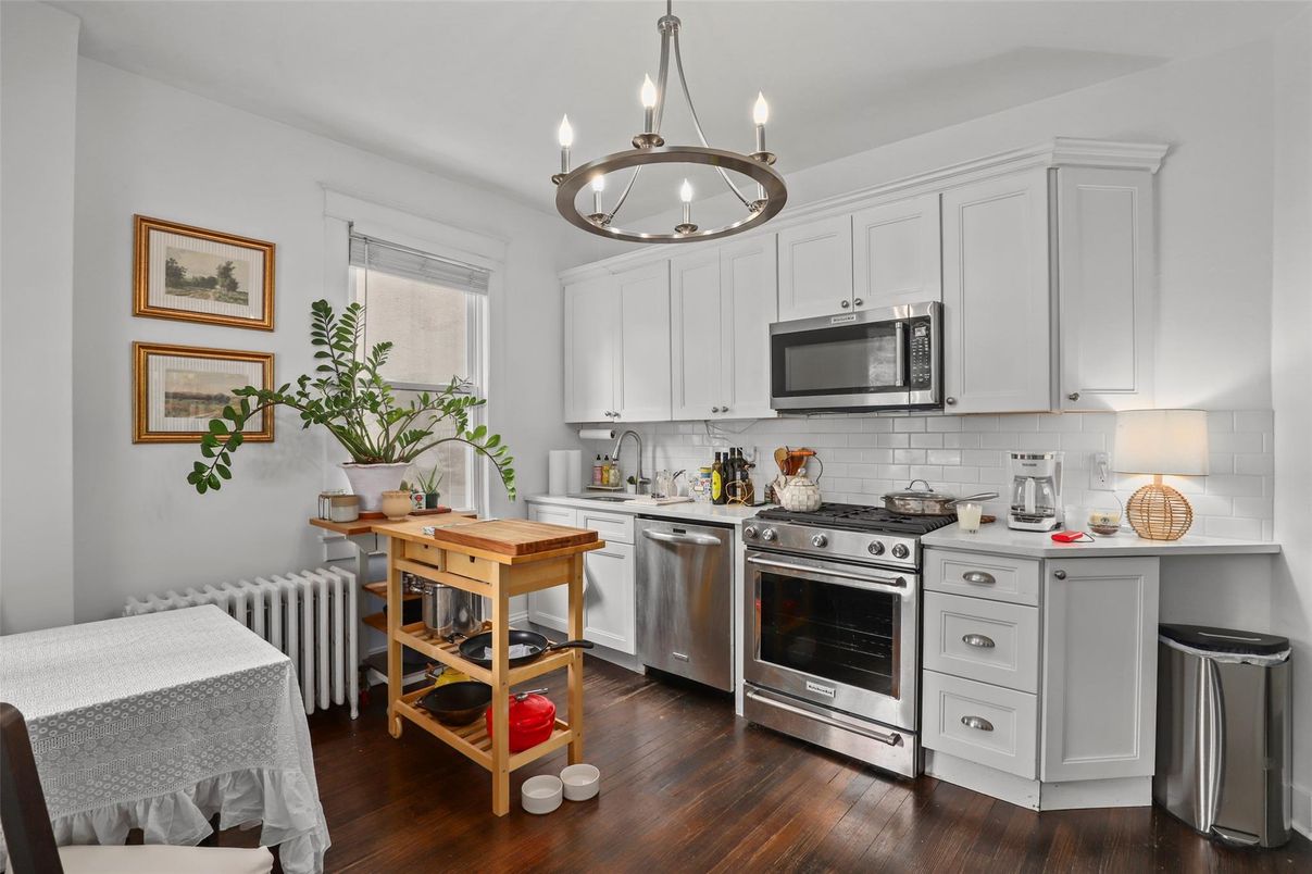 Chandelier, Dining room, Interior, Kitchen, Stainless Steel Appliances, Wood Texture Flooring