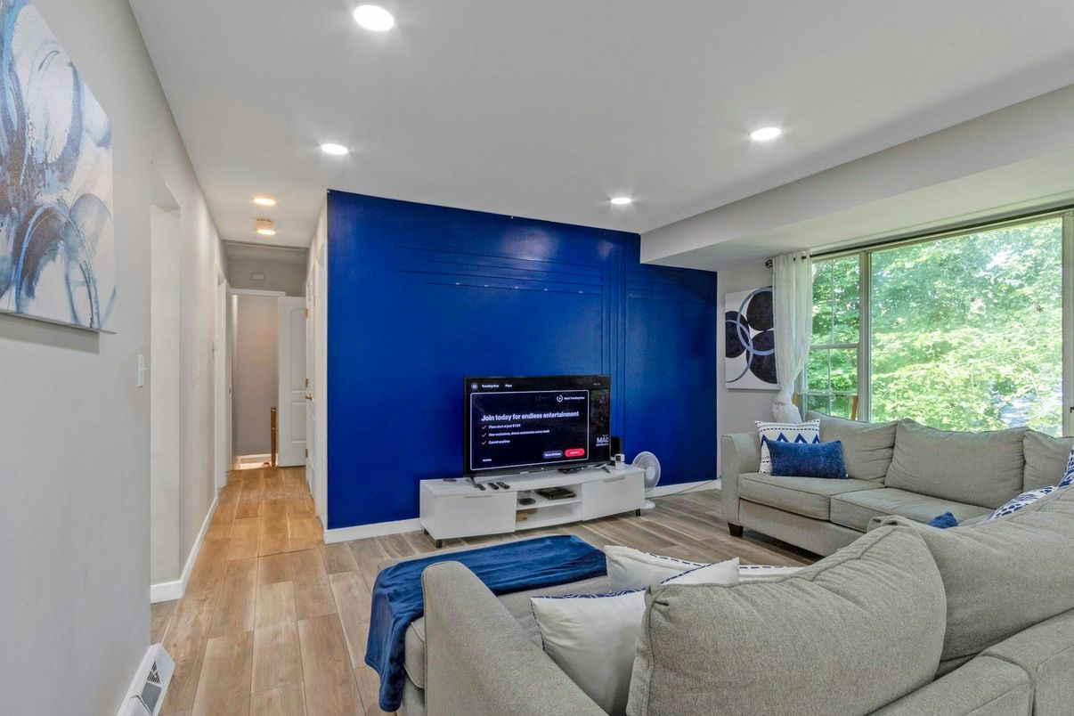 Interior, Living room, Recessed Lighting, Wood Texture Flooring