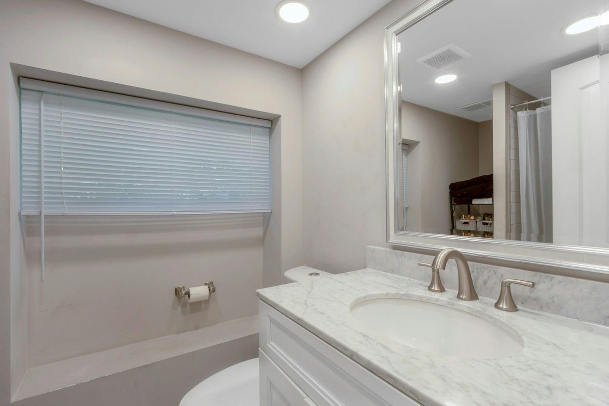 Bathroom, Interior, Recessed Lighting