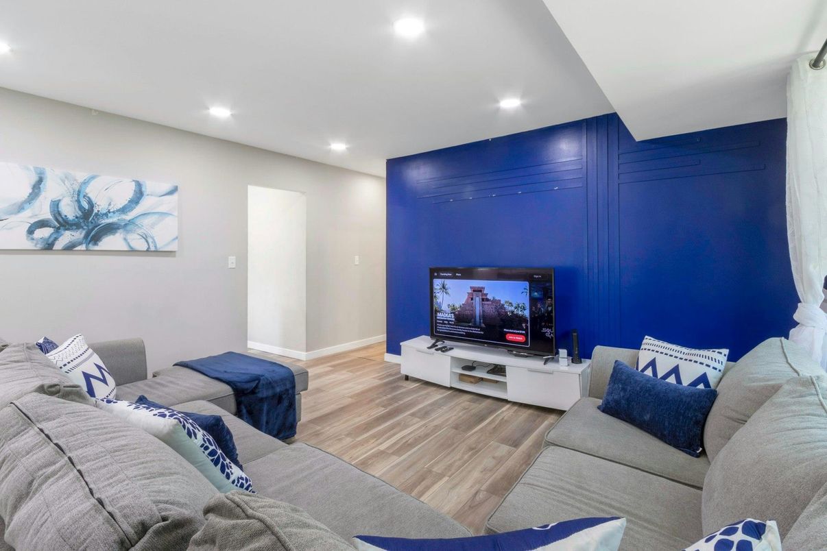 Interior, Living room, Recessed Lighting, Wood Texture Flooring