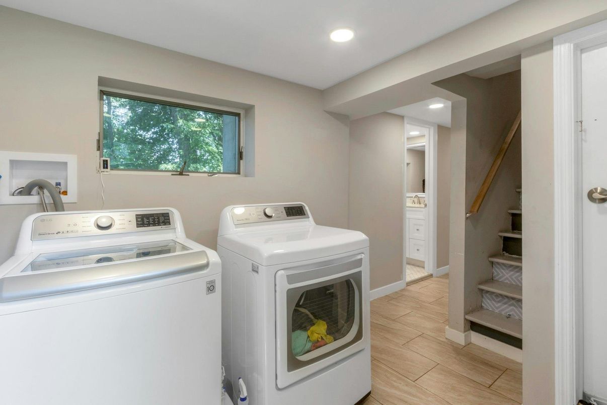 Interior, Recessed Lighting, Washer, Wood Texture Flooring