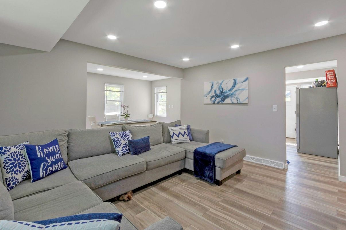 Interior, Living room, Recessed Lighting, Wood Texture Flooring