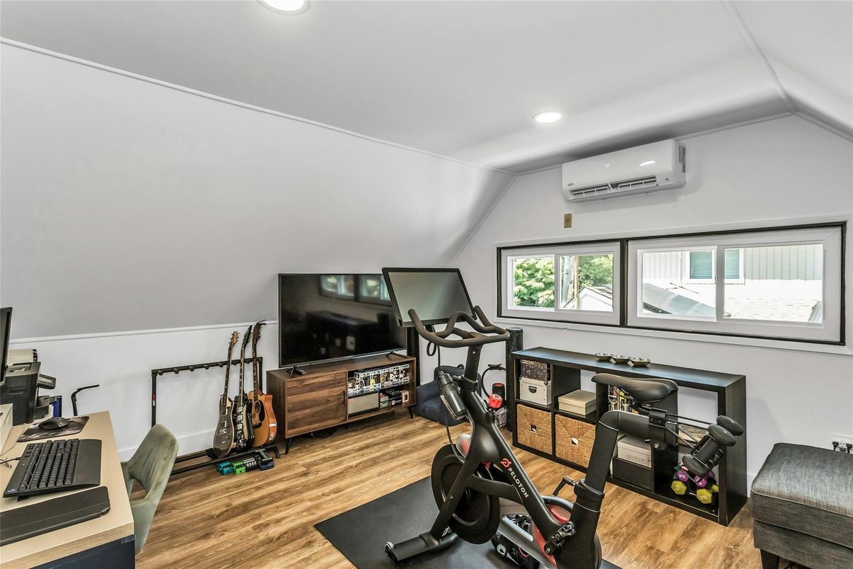 Fitness Equipment, Interior, Recessed Lighting, Wood Texture Flooring