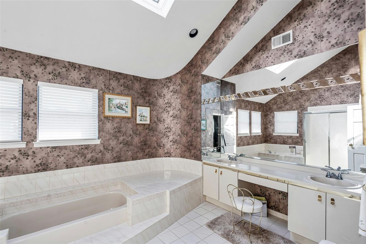Bathroom, Dual Sink Vanities, Interior, Recessed Lighting