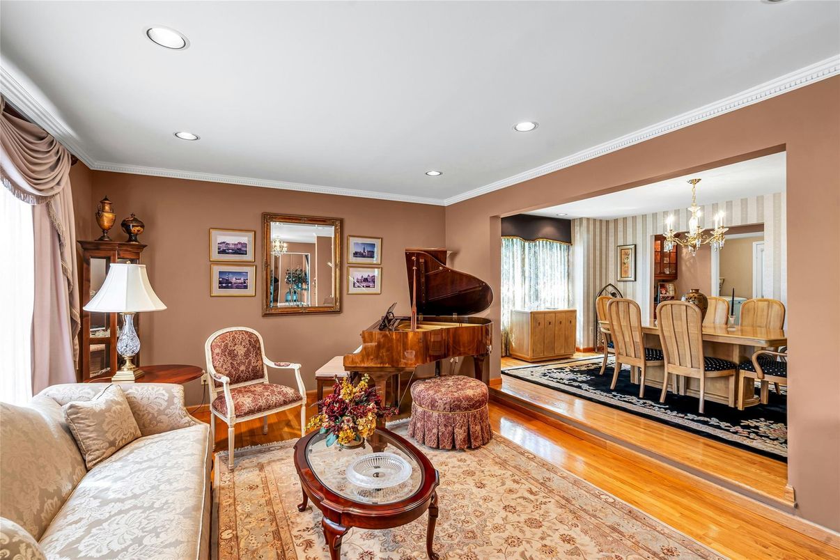 Chandelier, Dining room, Interior, Living room, Piano, Recessed Lighting, Wood Texture Flooring