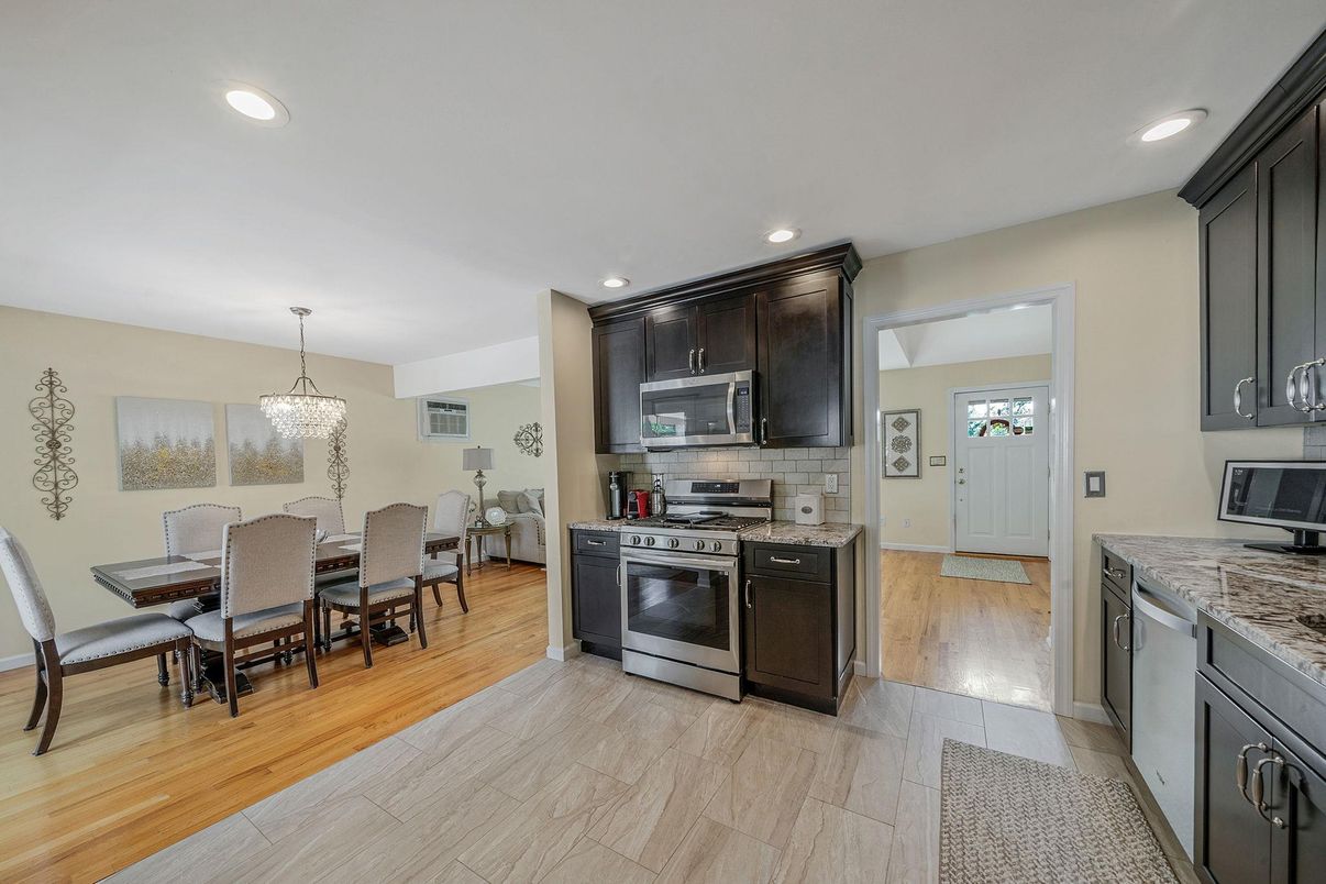 Chandelier, Dining room, Interior, Kitchen, Recessed Lighting, Stainless Steel Appliances, Wood Texture Flooring