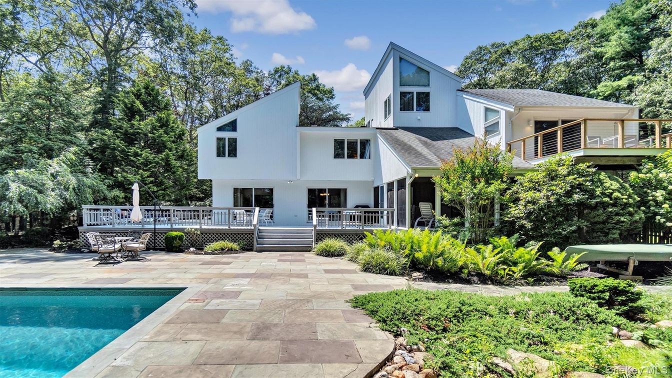 Exterior, Facade, Pool, Farmhouse