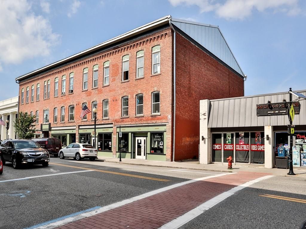 Exterior, Facade, Brick Facade, Chicago School