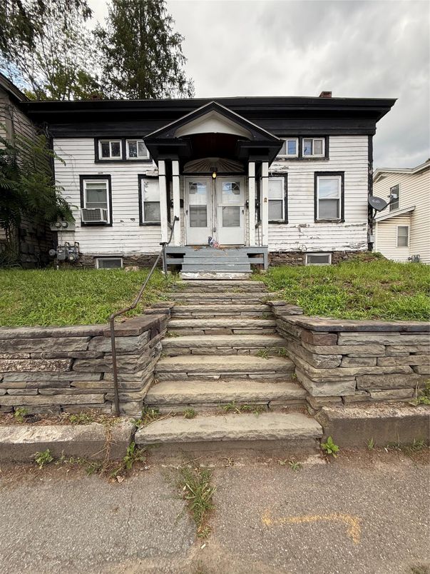 Exterior, Facade, Split Level