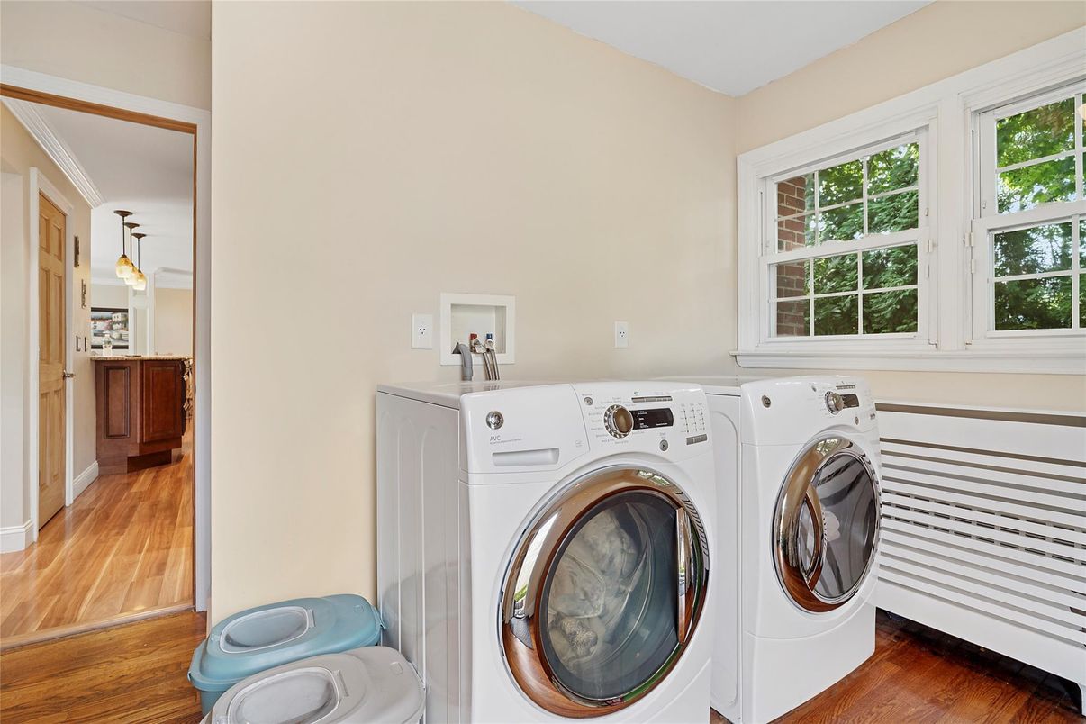 Interior, Washer, Wood Texture Flooring