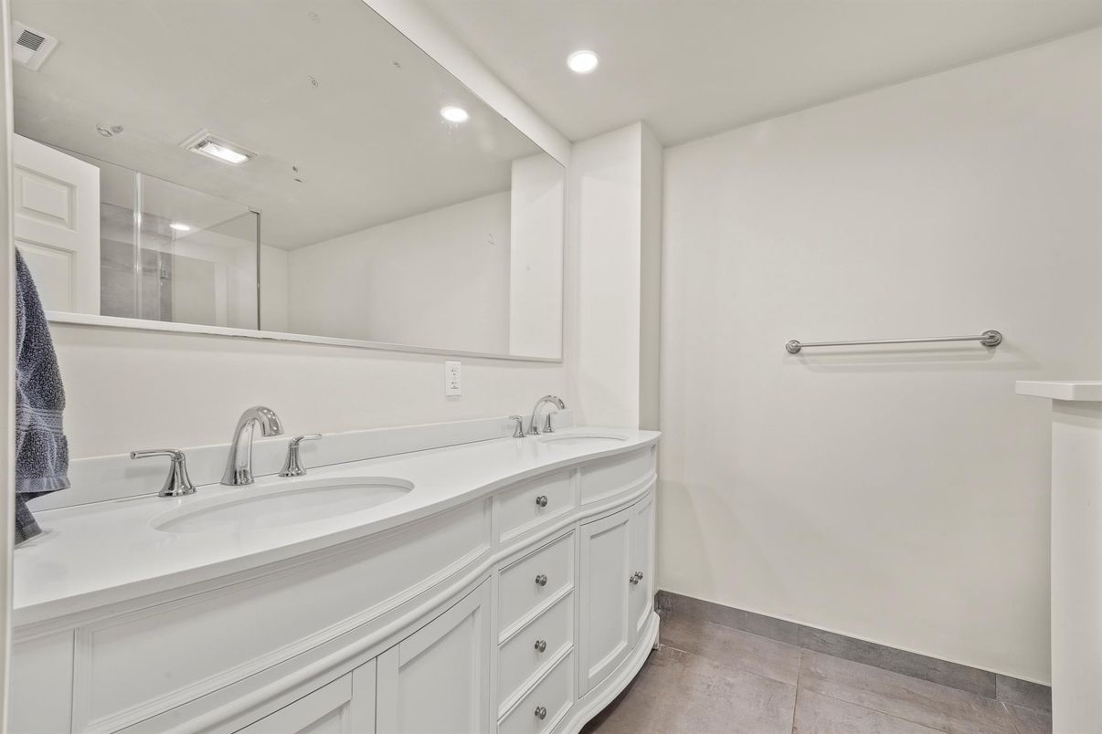 Bathroom, Dual Sink Vanities, Interior, Recessed Lighting