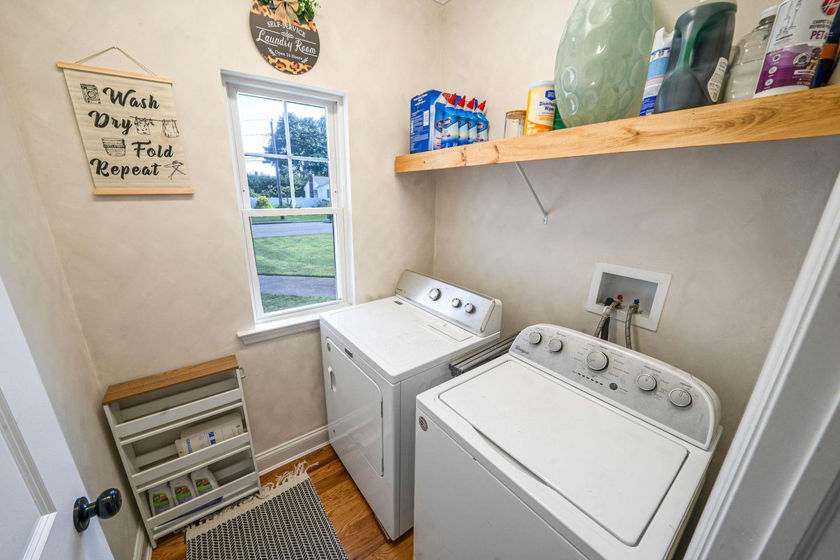 Interior, Washer, Wood Texture Flooring