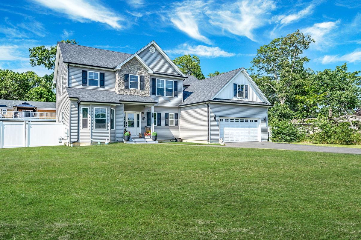 Attached, Exterior, Facade, Farmhouse