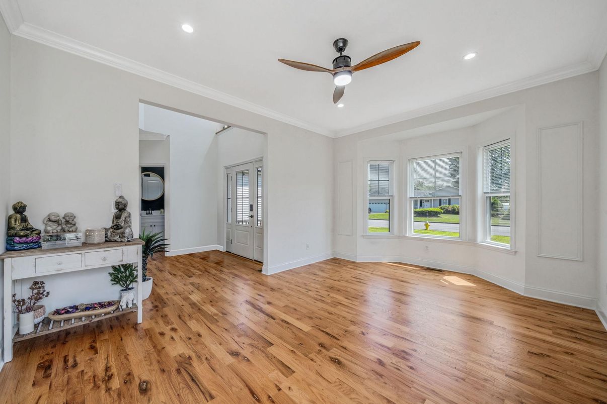 Empty room, Interior, Recessed Lighting, Wood Texture Flooring