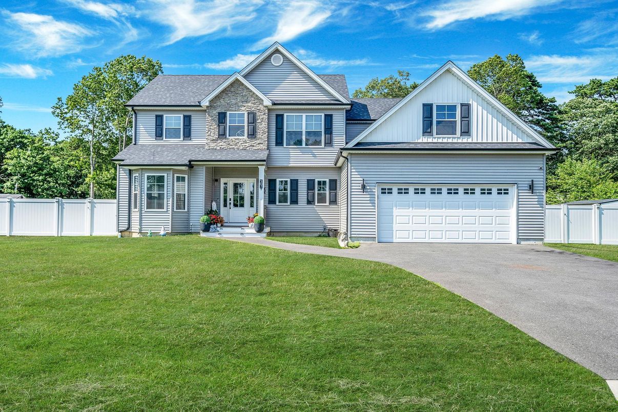 Attached, Exterior, Facade, Farmhouse