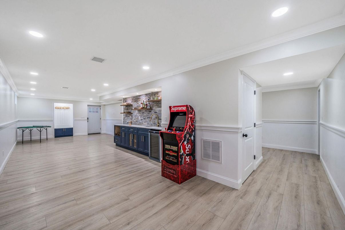 Interior, Recessed Lighting, Wood Texture Flooring