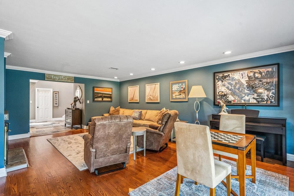 Interior, Living room, Piano, Recessed Lighting, Wood Texture Flooring