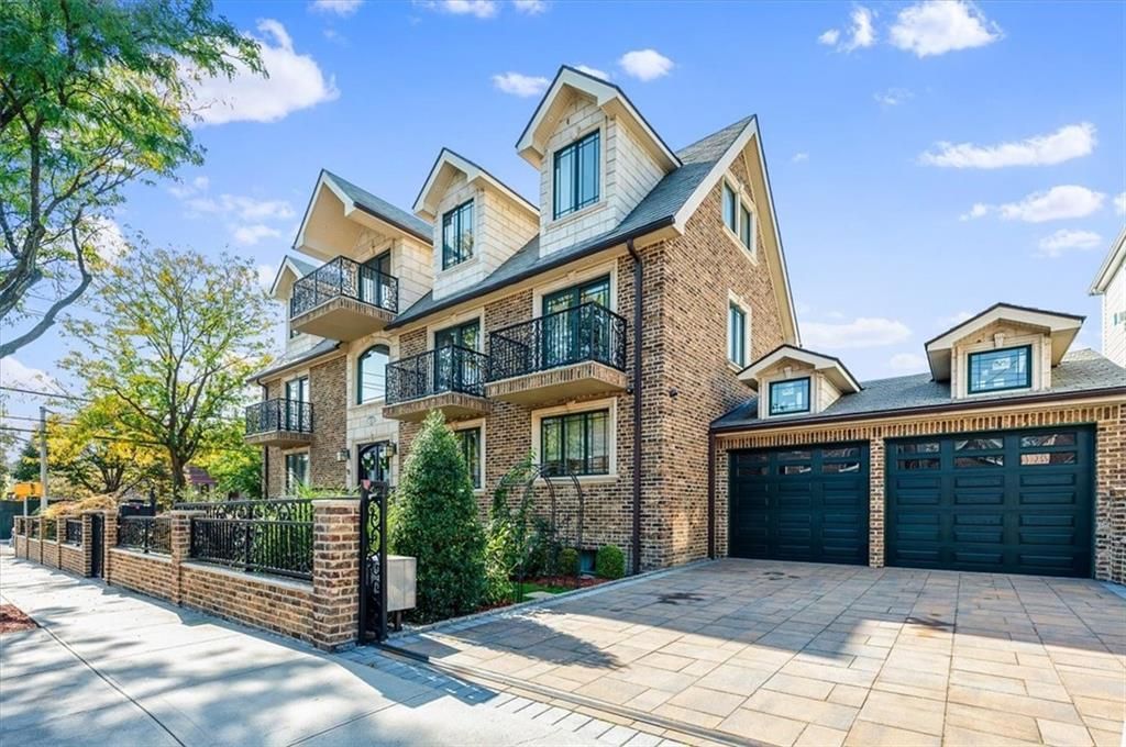 Attached, Exterior, Facade, Brick Facade, Rowhouse