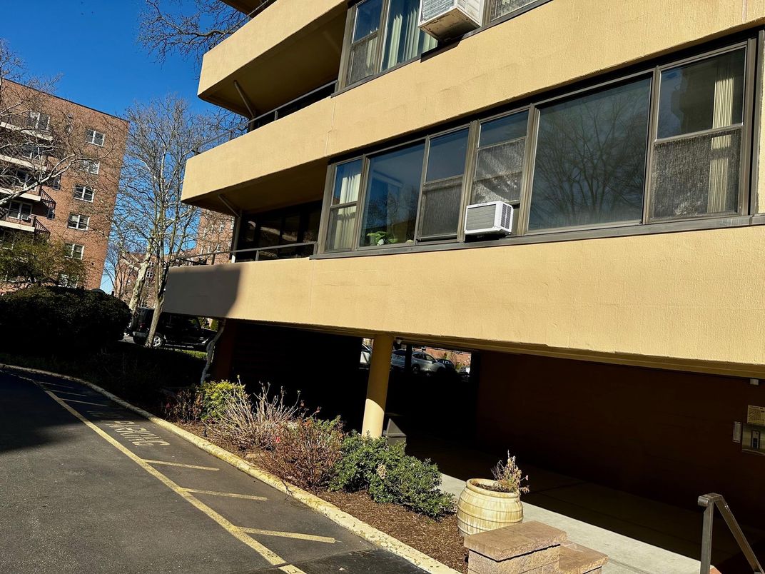 Exterior, Facade, Modern